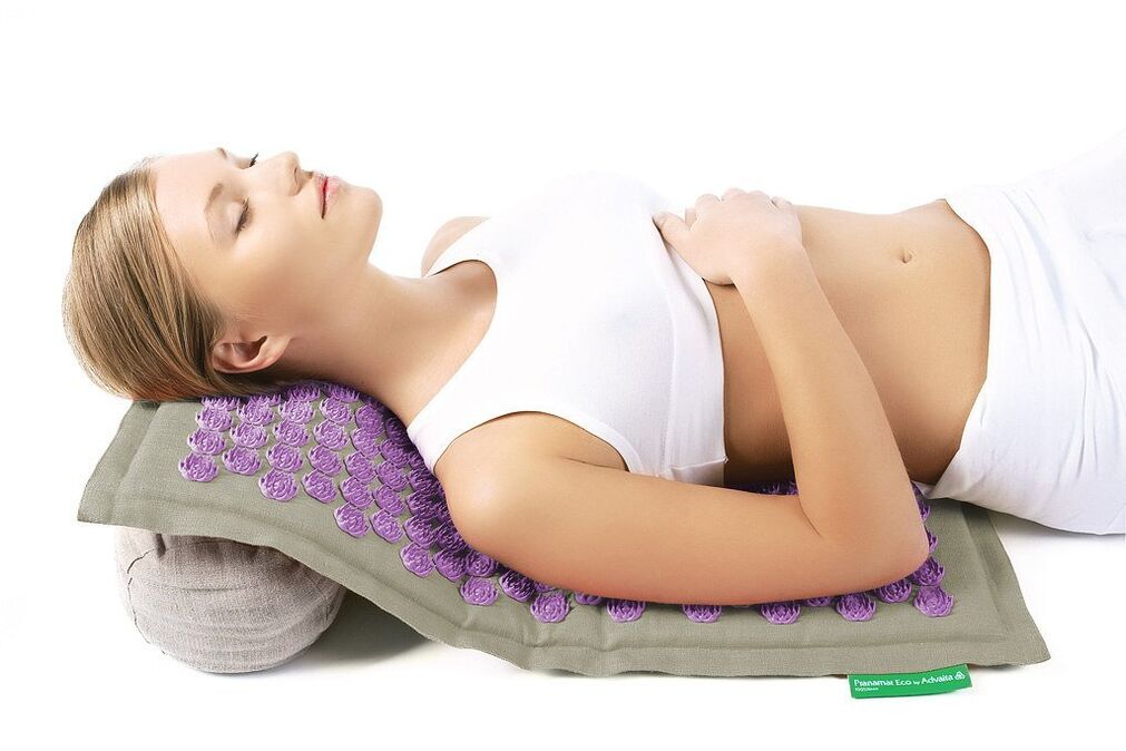 Igna aplikatori servikal umurtqa pog'onasining osteoxondroziga qarshi kurashda yordam beradi