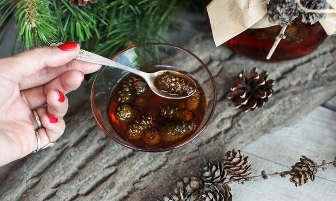 Uyda servikal osteoxondrozni davolash uchun qarag'ay kurtaklariga asoslangan damlamasi